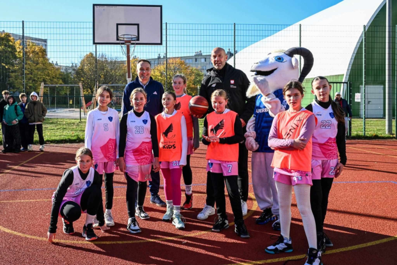 Otwarcie boiska wielofunkcyjnego przy naszej szkole.